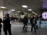 Dos agentes en la estación de Rodalies y Metro de plaza Catalunya, en Barcelona, donde se ha llevado a cabo un dispositivo policial contra el 'top manta'.