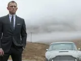 Daniel Craig interpretando a James Bond.