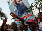Partidarios del candidato opositor a la elección presidencial de la República Democrática del Congo, Félix Tshisekedi, esperan los resultados de los comicios en Kinshasa.