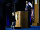 El gobernador de California Gavin Newsom y su hijo, en el discurso de toma de posesi&oacute;n.