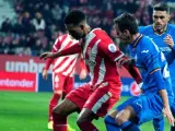 Ramalho defiende un balón ante Maksimovic en el Girona-Getafe.