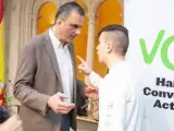 Un joven increpa a Javier Ortega Smith, secretario general de Vox, en un acto en Burgos.
