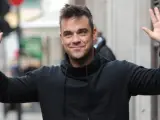 Robbie Williams es fotografiado en Londres, solo unos días antes del nacimiento de su hija.