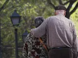 Dos ancianos caminan por las calles de Madrid.