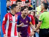 Messi protesta al árbitro Jaime Latre en el Barça - Athletic.