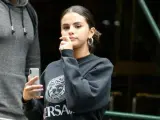 Selena Gomez con sudadera de 'Versace' por las calles de Nueva York.