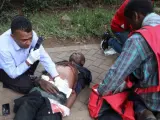 Miembros de la cruz roja atienden a un herido en el ataque en Nairobi (Kenia).