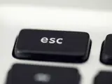 Una tecla de escape en el teclado de un ordenador.