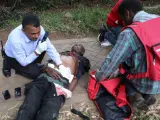 Miembros de la cruz roja atienden a un herido en el ataque en Nairobi (Kenia).