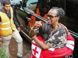 Una mujer abraza a una trabajadora de la Cruz Roja tras conocer que su familiar sobrevivió al ataque terrorista contra un complejo hotelero en Nairobi (Kenia), en el que murieron al menos 21 personas.