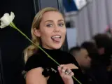 Miley Cyrus posando en la edición numero 60 de los 'Premios Grammy'.