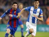 El delantero argentino del FC Barcelona Lionel Messi (i) persigue al defensa argentino del Leganés Martín Mantovani.