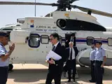 Pedro Sánchez delante del helicóptero presidencial.
