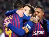 Leo Messi celebra con sus compañeros.