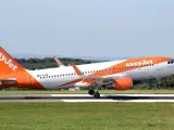 Un avi&oacute;n de Easyjet, en pleno despegue.