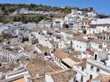 Municipio gaditano cuyo entramado urbano est&aacute; considerado como Conjunto Hist&oacute;rico. Su centro est&aacute; incrustado en el tajo formado por el r&iacute;o Guadalporc&uacute;n a su paso por la localidad. Forma parte de la ruta de los pueblos blancos y son muy famosas sus cuevas, que estuvieron pobladas hace m&aacute;s de 5.000 a&ntilde;os.