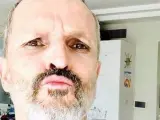 El cantante Miguel Bosé se hace un selfie en su casa.