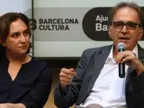La alcaldesa de Barcelona, Ada Colau, junto al comisionado de Cultura en el ayuntamiento, Joan Subirats, que ser&aacute; el n&uacute;mero dos en la lista de BCom&uacute; en las elecciones municipales de mayo.