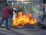 Fotografía de taxistas quemando contenedores en Fitur.
