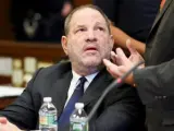 El productor de cine estadounidense Harvey Weinstein conversa con sus abogados en un tribunal de Nueva York.