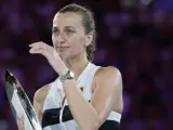 La checa Petra Kvitova se emociona al recibir el trofeo como subcampeona del Open de Australia 2019.