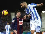 Enrich (Eibar) y Siovas (Leganés) pugnan por un balón.