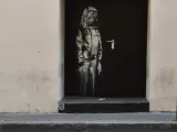Obra atribuida a Banksy robada en la sala Bataclan de París.