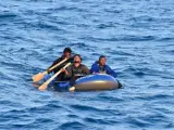 Imagen difundida por Salvamento Marítimo del rescate de inmigrantes en aguas del Estrecho de Gibraltar.