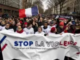 Unas 10.500 personas, según la Policía, se han manifestado este domingo en París con unos simbólicos pañuelos rojos para expresar su amor a la República y a la democracia expresada en las urnas.