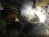 Un minero trabaja en el túnel horizontal para llegar hasta Julen.