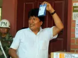 El presidente de Bolivia, Evo Morales, vota en las elecciones primarias, en la localidad de Villa Turani.