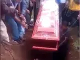 Un hombre resbala y cae sobre un ata&uacute;d durante un funeral en Per&uacute;.