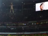 Minuto de silencio por Emiliano Sala en uno de los videomarcadores del Emirates Stadium durante el Arsenal-Cardiff.