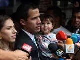 Juan Guaidó, presidente interino de Venezuela, con su esposa y su hija después de que un grupo militar estuviera en su casa.