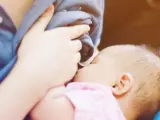 Imagen de archivo de una madre dando el pecho a su bebé.