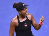 Naomi Osaka celebra un punto