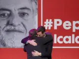 El presidente del Gobierno y secretario general del PSOE, Pedro Sánchez, abraza al exseleccionador de baloncesto y precandidato a la Alcaldía de Madrid, Pepu Hernández.