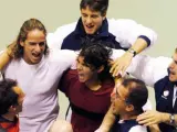 El equipo español de Copa Davis, con Rafa Nadal en el centro, celebra el triunfo del balear y la clasificación para la final de 2004.