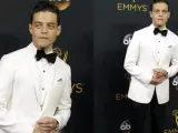 Rami Malek, una de las sorpresas de la noche, en la alfombra roja de los Emmy 2016.