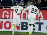 Karim Benzema y Vinícius celebran uno de los goles del Real Madrid en Girona.