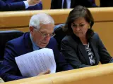 La vicepresidenta del Gobierno, Carmen Calvo, junto al ministro de Asuntos Exteriores, Josep Borrell, durante la sesión de control al Gobierno en el Pleno del Senado, este martes en Madrid.