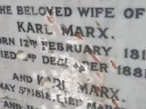 Imagen de la tumba de Karl Marx tras su ataque en el cementerio de Highgate, Londres.