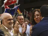 El secretario general del PSOE, Pedro Sánchez, saluda a la exdiputada de UPyD y número cuatro a la lista del PSOE por Madrid Irene Lozano.