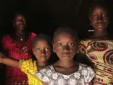 Una mujer y sus hijas en Cambadju (Guinea Bisau), primer pueblo del país que ha renunciado a practicar la ablación genital.