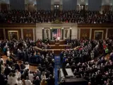 El presidente de los Estados Unidos, Donald Trump (c), pronuncia su segundo discurso sobre el Estado de la Unión, en el Capitolio en Washington.