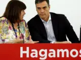 Pedro Sánchez, presidente del Gobierno, con Cristina Narbona, presidenta del PSOE.