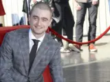 El actor británico Daniel Radcliffe posa junto a su estrella en el Paseo de la Fama, en Hollywood, Los Ángeles (EE UU).