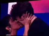 Momento del beso entre Damion y África en el primer concierto de la gira de OT 2018 en Madrid.
