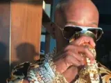 Mayweather luce sus joyas mientras bebe de un cáliz de oro.