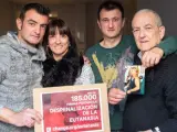 Los hijos y el marido de Maribel Tellaetxe, enferma de alzhéimer, recogen firmas para la despenalización de la eutanasia.